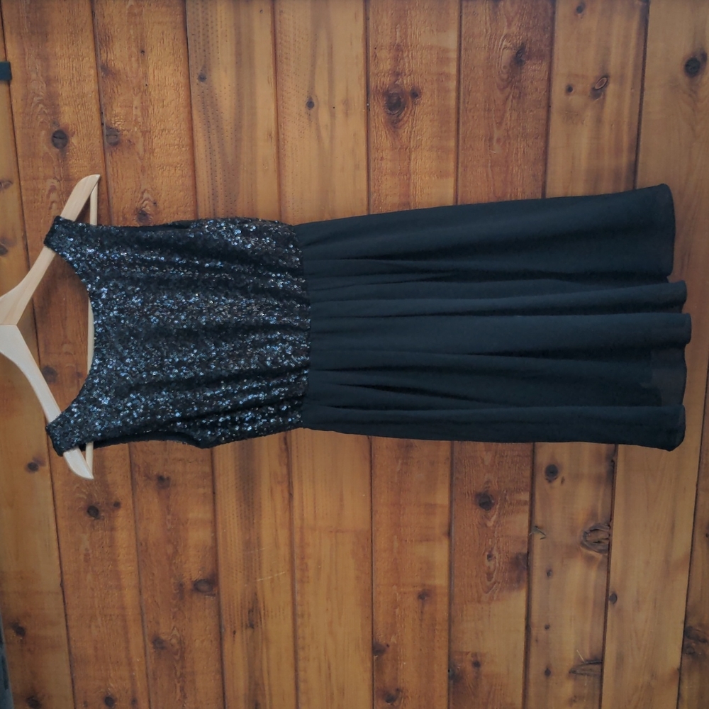 Smart set dress Black sleeveless scoop neck, v-back formal sequinned dre…
